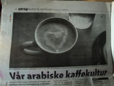 Muslimsk drink. Araberne dyrket kaffeplanten, som opprinnelig ble oppdaget av en etiopisk gjeter allerede på 1200-tallet. Pilegrimer spredte den videre, til Mekka og Medina. 
Drikken viste seg å være perfekt for muslimene som levde i en kultur med alkoholforbud.
Kaffekulturen oppsto i Jemen, Mekka, Damaskus og Konstantinopel, bedre kjent som Istanbul. I 1554 åpnet Istanbuls første kaffehus, cafèene der intellektuelle samlet seg på myke håndvevde ulltepper og kelimer omringet av vannpiper, musikk og spill. 
Kaffen var ingen spøk her heller.
Helt fram til 1882 var det skilsmissegrunn i Tyrkia å nekte en gift mann eller kvinne sin kaffe! 
