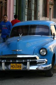 Havanna er som kulisser fra en oppskrapet 50-talls film farget med brent sukkerkulør. 
En limegrønn amerikansk doning får det til å hvine i nakkevirvlene. Lukta av diesel vibrerer. 
foto©Tove Andersson 
