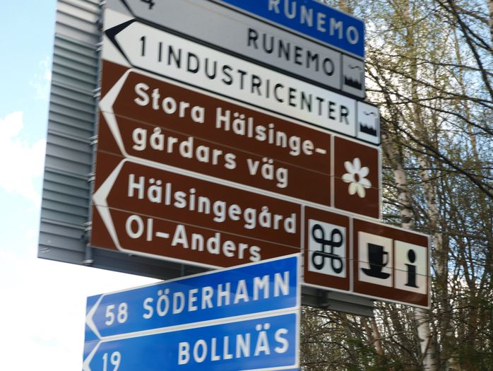 Av 7 verdensarvgårder, ligger 6 i Hälsingland. Her kan man begynne på den 163 km lange Stora Hälsingegårdersvei eller man kan besøke gårdene rundt det største verdensarvsenteret, Stenegård i Järvsö.