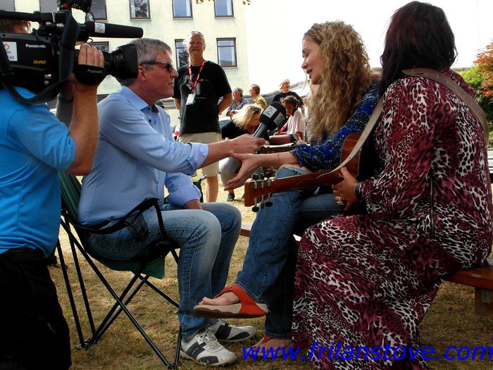 2013: En kollega spør meg om å ta et bilde mens TV2 intervjuer. Jeg fanger ham i linsen. Var det ikke han og en kamerat som stilte seg opp for fotografering i 2006 også? Året er 2015: Han spør om noe annet. Jeg svarte ja. Mange har funnet hverandre på festivaler og Notodden er intet unntak.