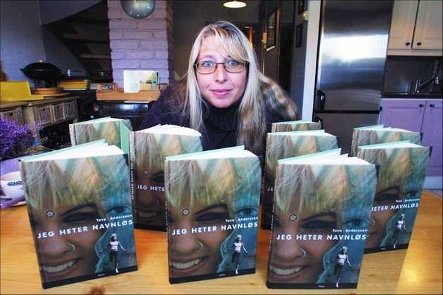 Tove Andersson (43) har vært fascinert av andre kulturer fra hun var 11. Den interessen deler hun med Navnløs, 12-åringen i Anderssons debutbok.
Av Gro B. Røiland
Publisert: 27. september 2002 i Østlandets Blad

Tove Andersson (43) har vært fascinert av andre kulturer fra hun var 11. Den interessen deler hun med Navnløs, 12-åringen i Anderssons debutbok.


SOFIEMYR: Navnløs Andreassen er ikke særlig fornøyd med navnet sitt. Derfor kaller hun seg Navnløs eller det som passer i situasjonen. Navnløs er lyshåret og blåøyd, og ikke særlig fornøyd med det heller. Hun vil heller være Andrea fra Barbados, Michaela fra Polen eller Mahmona fra Pakistan. Navnløs lever sammen med mamma og Mommo, to sterke damer som vet mye om mangt. Navnløs er søkende, både etter kunnskap og identitet. Og mor og Mommo lar henne lete.
På egne veier.

- Jeg gjenkjenner meg selv både i Navnløs, moren og Mommo, sier Tove Andersson fra Sofiemyr.
Historien begynte å rulle for et par år siden. Utgangspunktet var en liten, smårampete Pippi-type av en jentunge, som ikke var fornøyd med navnet sitt. Men Navnløs gikk fort sine egne veier. Så fikk forfatteren prøve å henge med.
Andersson har jobbet som frilansjournalist i 12 år, og skrevet blant annet reisereportasjer for magasiner. Boken som kom på Libretto forlag denne uken, er hennes bokdebut. Det er imidlertid ikke hennes første bokmanus. For ti år siden sendte hun inn utkast til roman for voksne. Manuset kom i retur med forslag til forandringer. Det tok motet fra henne.
- Da turte jeg ikke gå videre, forteller Andersson.
Utgivelsen av barne- og ungdomsboken «Jeg heter Navnløs» har gitt henne motet tilbake og god lyst til å hente fram manuset igjen. Selv om spenningen er på topp akkurat nå.
- Nå er skuldrene opp under ørene. Jeg har ikke sagt til så mange ennå at boken har kommet.
Rød tråd.

Tove Andersson deler Navnløs Andreassens interesse for andre kulturer. Det har hun gjort siden foreldrene tok henne med på ferie til Spania som 11-åring. Det gjorde et sterkt inntrykk. Fascinasjonen for verden utenfor norske grenser var sådd.
- Jeg begynte på videregående skole for å kunne studere sosialantropologi på universitetet, forteller Andersson.
Studiene tok henne til feltarbeide i India og Pakistan, og etterhvert inn i arbeid med flyktninger og innvandrere i Norge. Fra flyktningefullmektig på Holmlia til miljøterapeut og barnevernsarbeider i Oppegård. I 15 år har hun jobbet i barnevernet.
- Interessen for andre kulturer har alltid fulgt meg og styrt livet mitt. Det er både en hobby og et engasjement. I studietiden var jeg styremedlem i Foreningen mot rasisme og senere ble det naturlig å fortsette. Nå er viktigere enn noen gang, sier Andersson og viser til drapet på Benjamin.
Kunnskapsrik.

Navnløs Andreassens identitetsjakt og nysgjerrighet fører henne inn i norsk-pakistanske og -indiske miljøer. Hun utforsker arabisk språk, pakistanske moter og skikker. Hun stiller mange spørsmål og får mange svar. Her kommer pedagogen i forfatteren fram. I den sprelske historien om Navnløs er det mye informasjon å hente om det flerkulturelle Norge. Men kjennskap er ikke alltid nok til at motsetninger forsvinner, mener Andersson.
- På Holmlia for 12 år siden trodde man alt ville bli bra bare man ble vant til hverandre og spiste samme mat. Jeg trodde det motsatte. Nordmenn blir aggressive på tradisjoner vi ikke forstår. Som Thor Heyerdahl sa: « Frykten for det som er annerledes, er en større trussel i verden i dag enn miljøødeleggelse.» Men jeg er optimist allikevel. Forskjellene vil etterhvert utjevnes, sier Tove Andersson.

